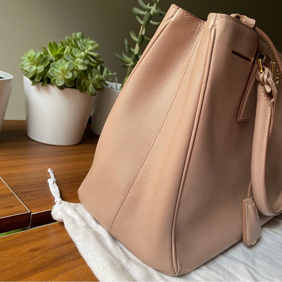 ❌SOLD❌on luxury site⭐️ HOST PICK⭐️Prada Galleria Saffiano Tote Bag 💕 Medium 💕 - Picture 9 of 16